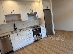 660-660 Cawston Ave in Kelowna, BC - Building Photo - Building Photo