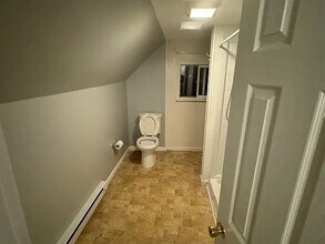 419 Corner St, Unit b in Dunmore, PA - Foto de edificio - Building Photo