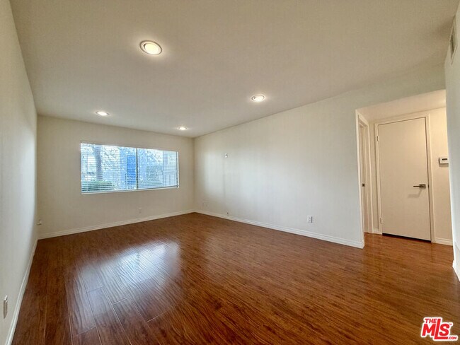 1348 E Hillcrest Dr in Thousand Oaks, CA - Building Photo - Building Photo