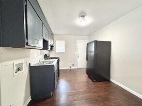 6496 Raymond Dr in Union City, GA - Building Photo - Building Photo