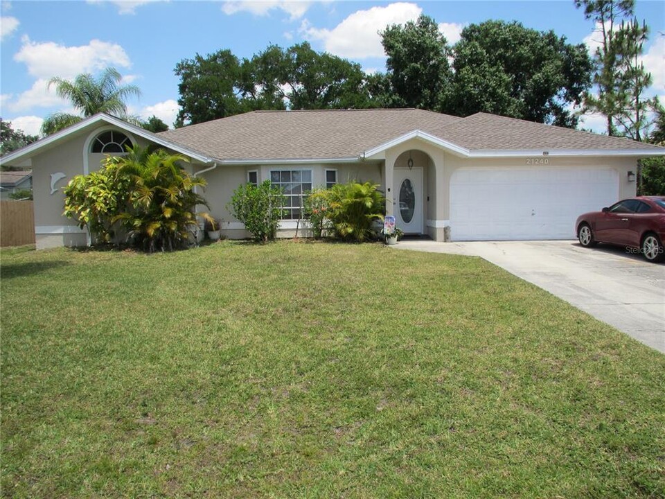 21240 Davison Ave in Port Charlotte, FL - Building Photo
