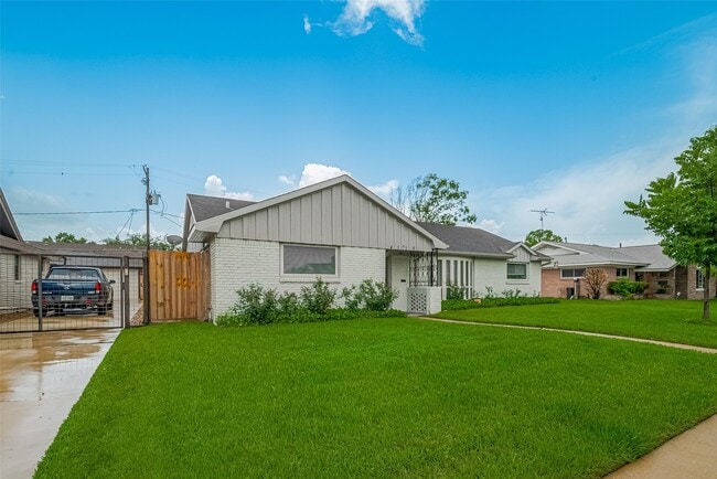 4115 Mischire Dr in Houston, TX - Building Photo - Building Photo