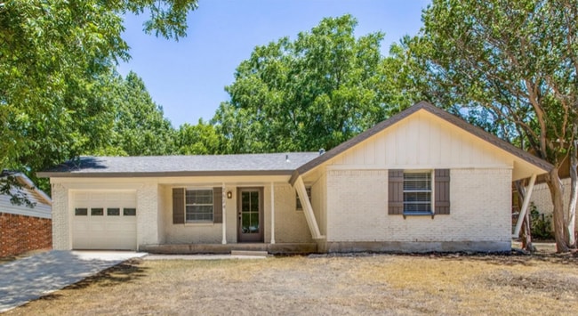 property at 2624 Woodlawn Dr