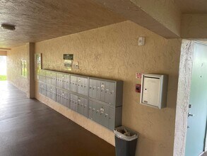 400 Village Green Cir W in Palm Springs, FL - Foto de edificio - Building Photo