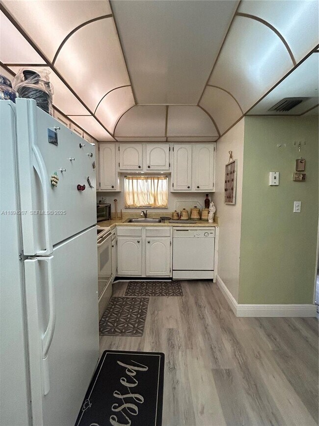 8962 S Hollybrook Blvd in Pembroke Pines, FL - Building Photo - Building Photo