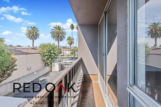 17830 Sherman Way in Los Angeles, CA - Building Photo - Building Photo