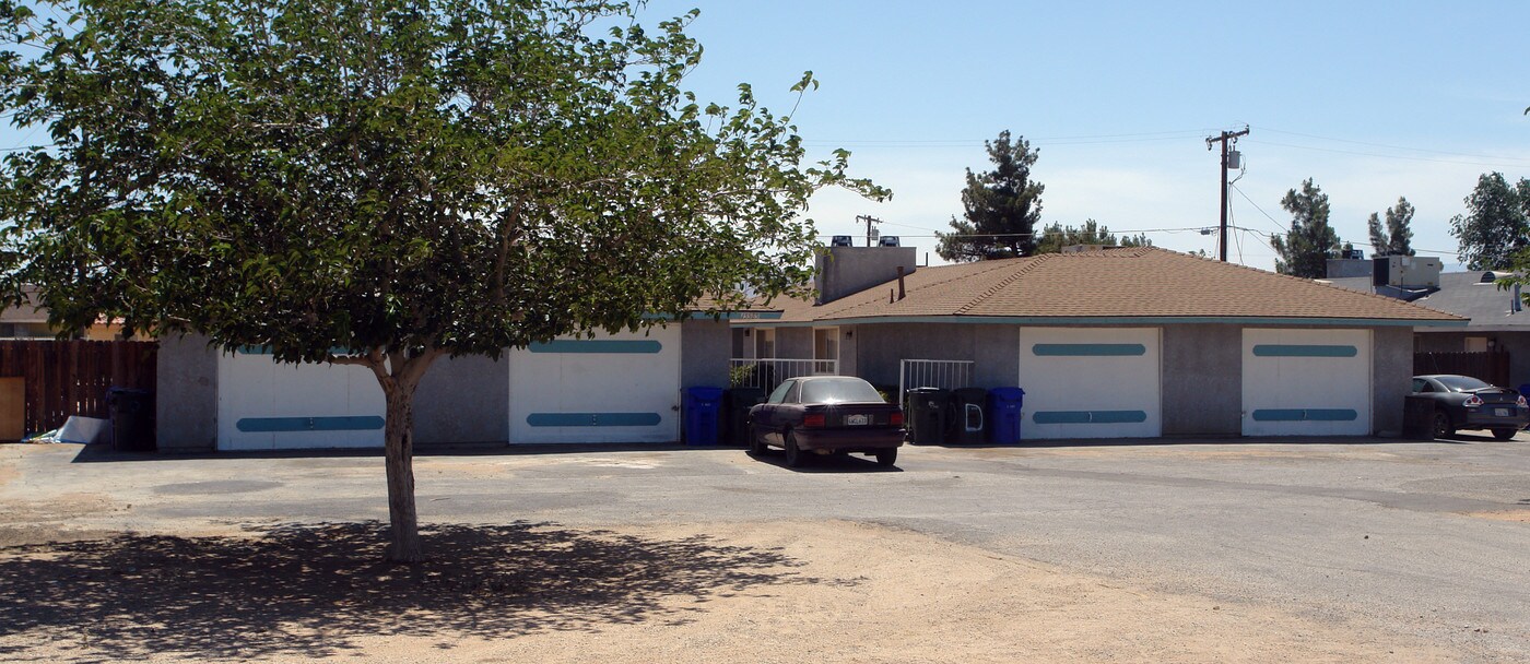 15585 Broken Rd in Apple Valley, CA - Foto de edificio