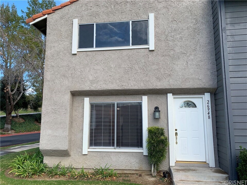 26948 Via Terraza in Santa Clarita, CA - Building Photo