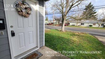 137 N Columbus Ave in Medford, OR - Building Photo