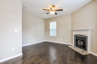 241 Balboa Pkwy in Clayton, NC - Foto de edificio - Building Photo