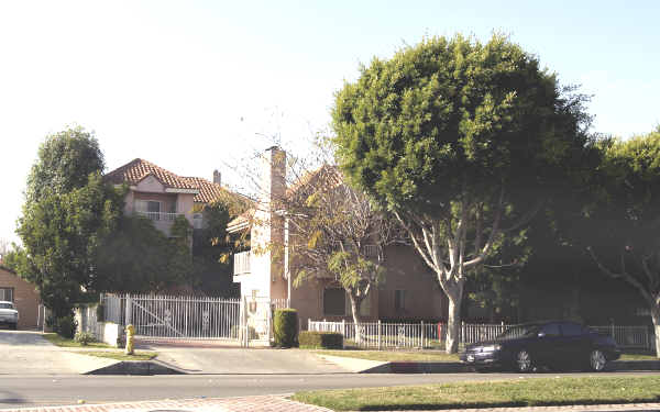 14033 Paramount Apartments in Paramount, CA - Building Photo