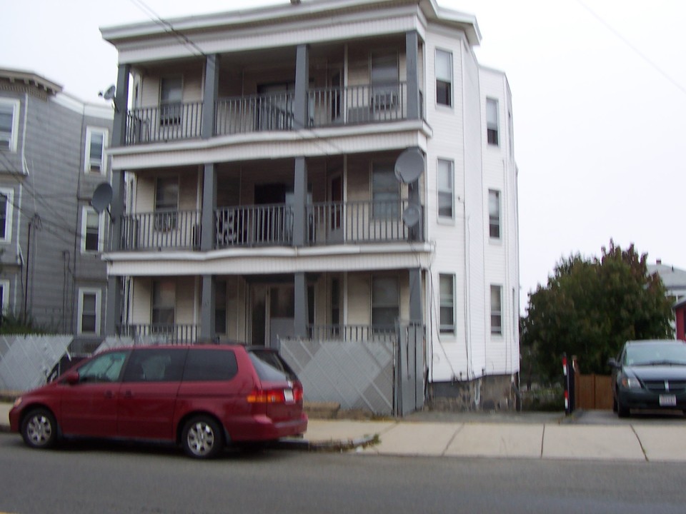 542 Beach St in Revere, MA - Foto de edificio