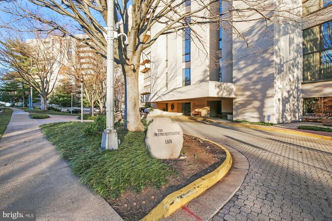 1101 S Arlington Ridge Rd in Arlington, VA - Building Photo - Building Photo