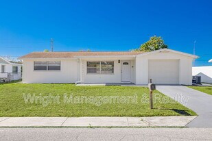 3233 Finch Dr in Holiday, FL - Building Photo