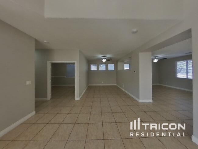 8816 Happy Pines Ave in Las Vegas, NV - Foto de edificio - Building Photo
