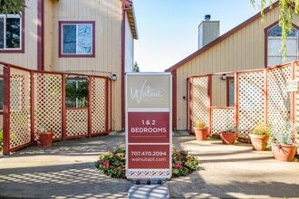 Walnut Apartments in Santa Rosa, CA - Foto de edificio - Building Photo
