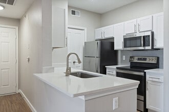 Lakes At Lewisville in Lewisville, TX - Foto de edificio - Building Photo
