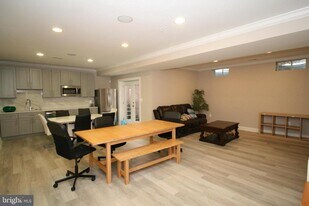 102 Bullard Cir in Rockville, MD - Building Photo