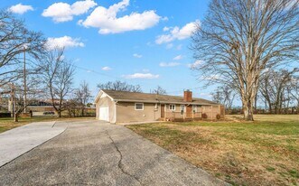 100 Essex Dr in Knoxville, TN - Building Photo