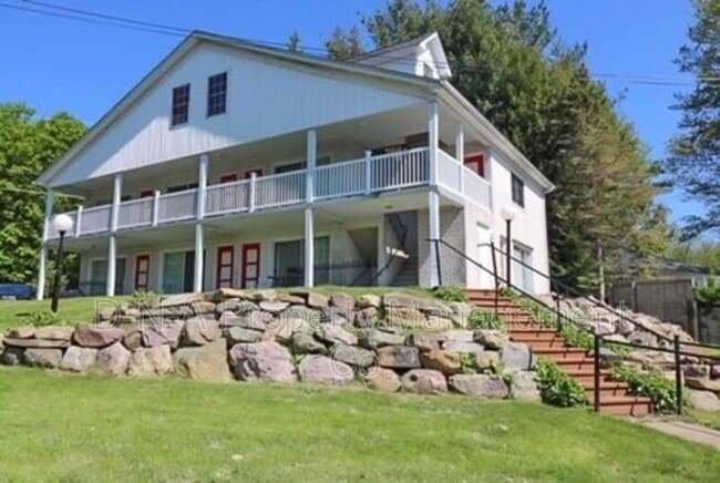 115 3rd St in Gouldsboro, PA - Foto de edificio - Building Photo