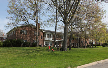 Carriage Hill Apartments in Chagrin Falls, OH - Building Photo - Building Photo