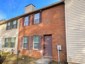 907 Silverwood Dr in Atlanta, GA - Building Photo