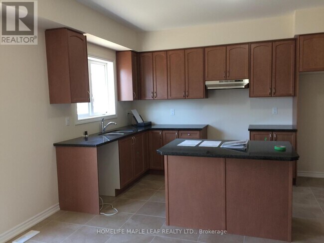 14 Cohoe St in Brampton, ON - Building Photo - Building Photo