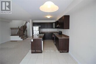 8287 Tulip Tree Dr in Niagara Falls, ON - Building Photo - Building Photo