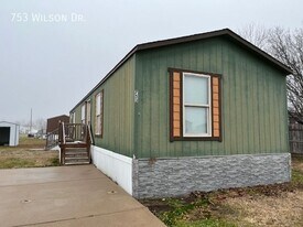 753 Wilson Dr in Towanda, KS - Building Photo