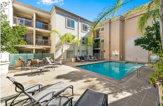 141 S Clark Dr in Los Angeles, CA - Foto de edificio - Building Photo