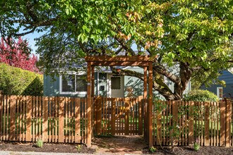 6002 41st Ave SW in Seattle, WA - Foto de edificio - Building Photo