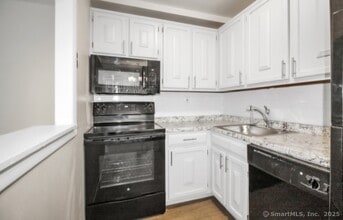 1310 Berlin Tpke in Wethersfield, CT - Building Photo - Building Photo