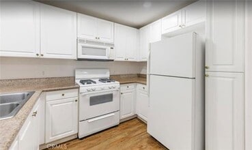 2257 Watermarke Pl in Irvine, CA - Foto de edificio - Building Photo