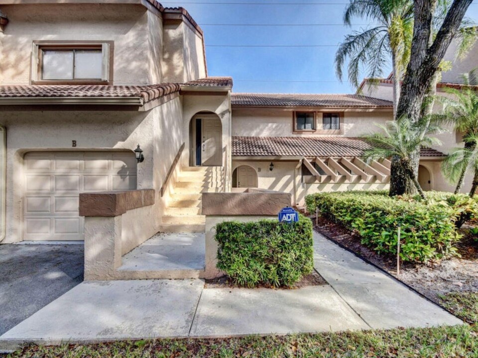 5700 Coach House Cir in Boca Raton, FL - Building Photo