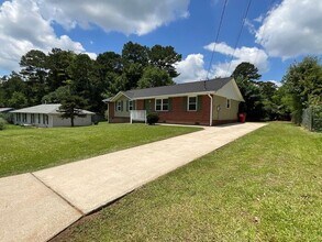 8919 Yarmouth Dr in Jonesboro, GA - Foto de edificio - Building Photo