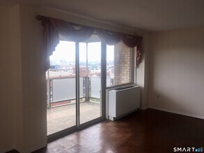 1 Strawberry Hill Ct in Stamford, CT - Building Photo - Building Photo