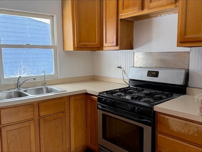 24684 W Lake Shore Dr in Round Lake, IL - Foto de edificio - Building Photo