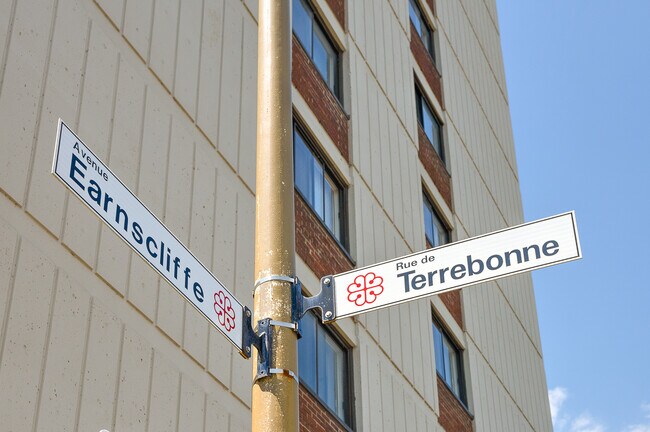 5455 Rue de Terrebonne, Unit 1110 in Montréal, QC - Building Photo - Building Photo