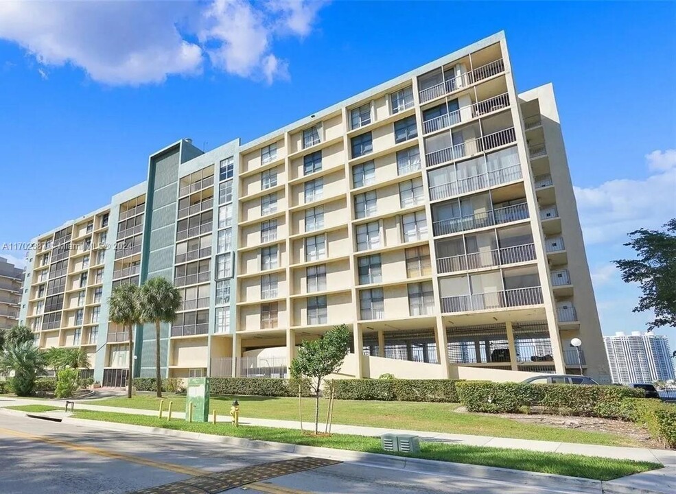 17600 N Bay Rd, Unit N905 in Sunny Isles Beach, FL - Building Photo