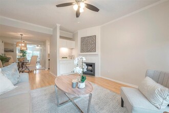 2125 Augusta Dr in Houston, TX - Building Photo - Building Photo