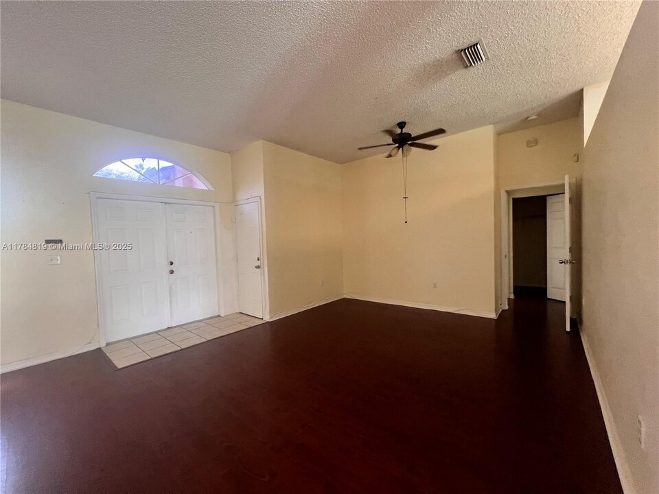 635 SE 28th Ln in Homestead, FL - Foto de edificio