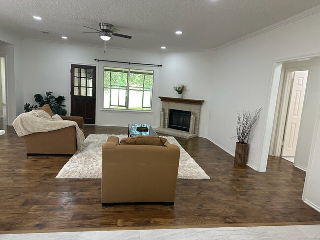 property at 806 Country Pl Blvd