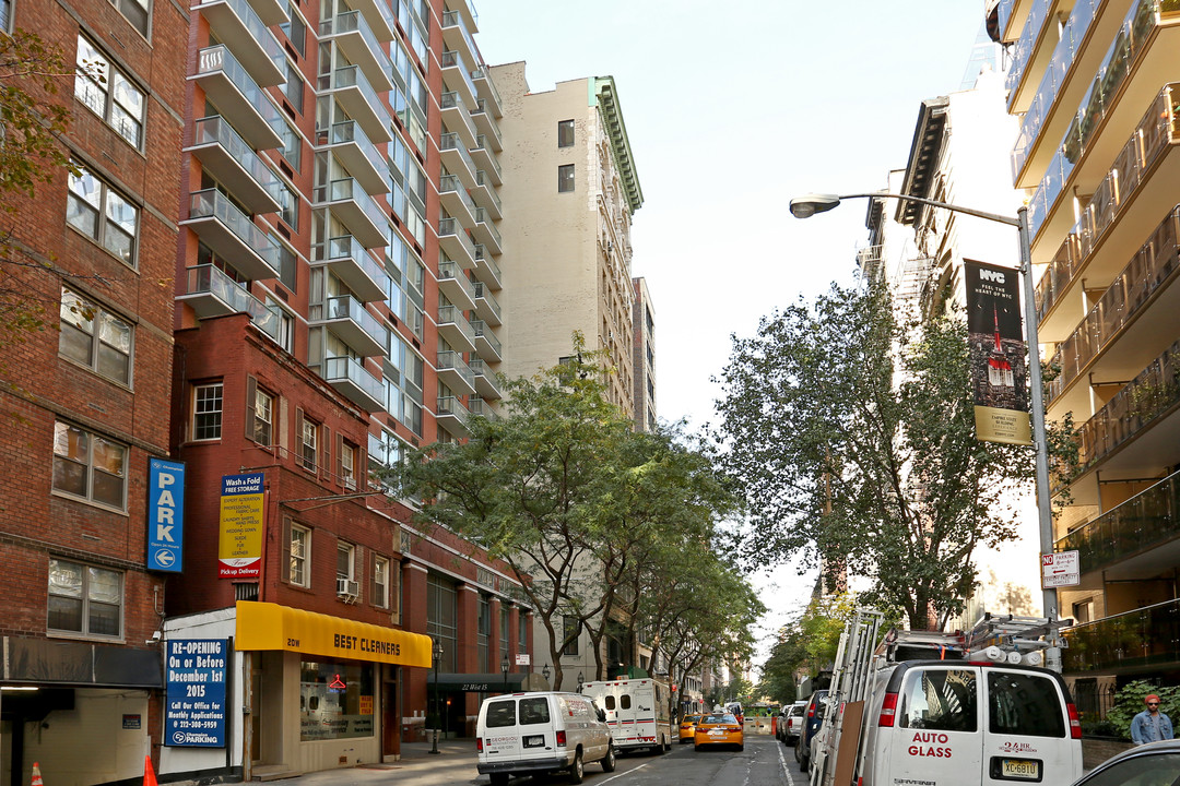 30 W 15th St in New York, NY - Building Photo