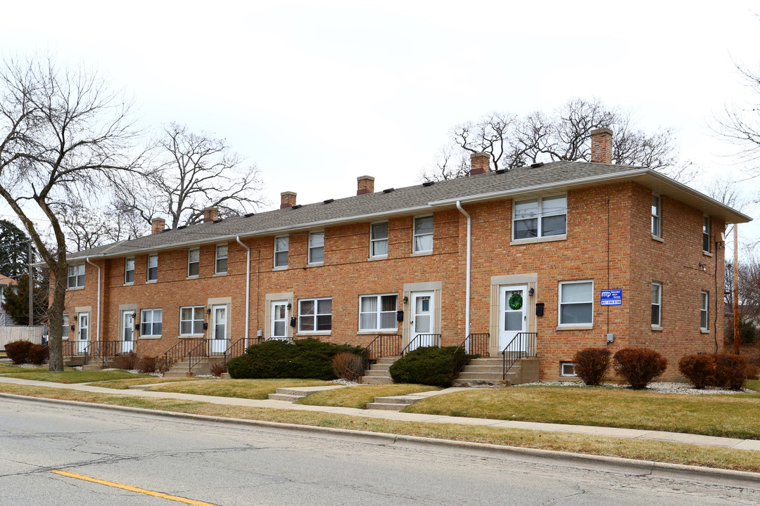 Oak Bluff Townhomes in Waukegan, IL - Building Photo