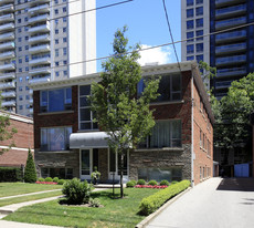 109-11 Quebec Ave in Toronto, ON - Building Photo
