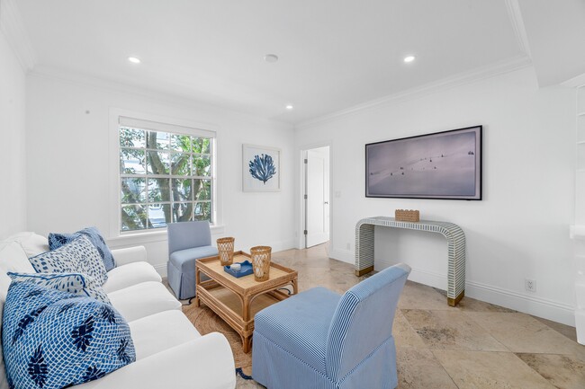 350 Cocoanut Row in Palm Beach, FL - Building Photo - Building Photo