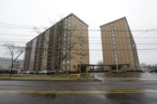 Rahway Plaza Apartments in Rahway, NJ - Building Photo - Building Photo
