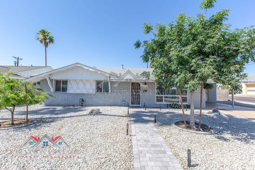7550 E Edgemont Ave in Scottsdale, AZ - Building Photo