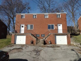 3042 Canbet Dr in Pittsburgh, PA - Building Photo