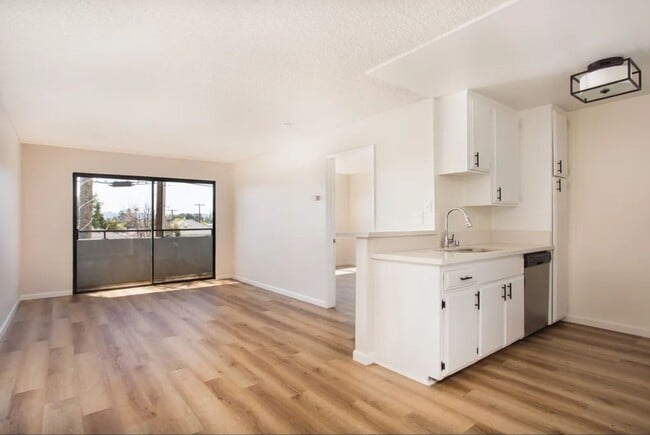 Victory Apartments in North Hollywood, CA - Foto de edificio - Building Photo